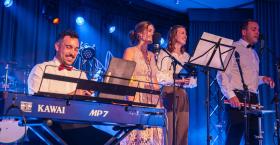 Marielle und Vanessa Feger überraschten mit einem Gesangstrio.